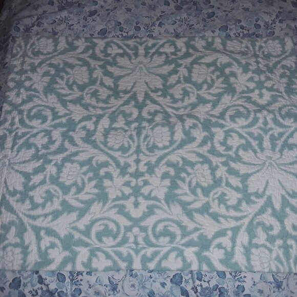 Laura Ashley pair of shams (Standard) (22" x 28") teal & white print, - Picture 2 of 5